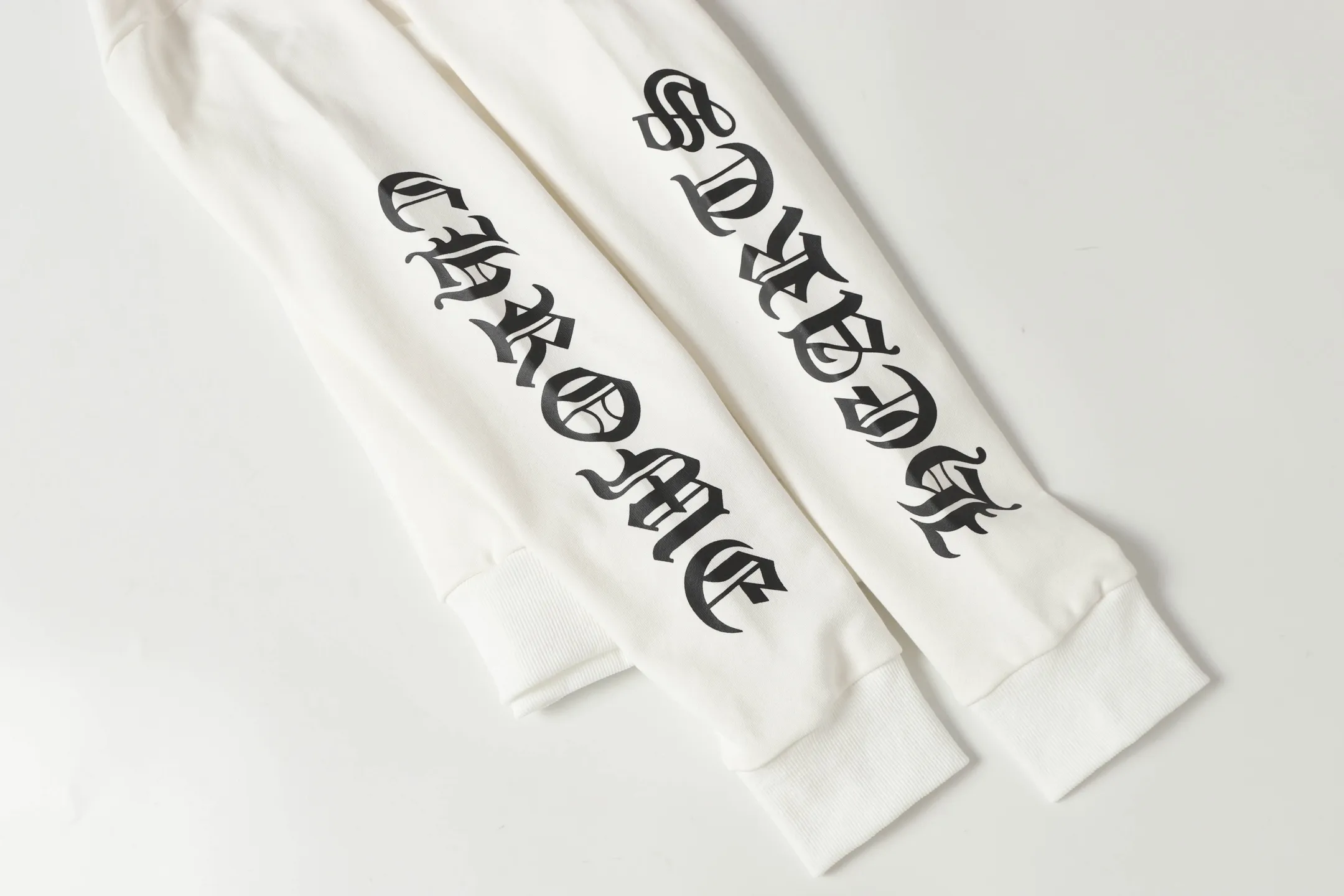 P210 Round neck sweatshirt. Remember to remark sweatshirt when ordering #Y2903 Cross-border running quantity model. Please do not place an order if you pursue perfection. -Chrome Hearts/Chrome Hearts 23ss Sanskrit printed popular round neck sweatshirt -High weight, high density and high quality. The wool is soft, delicate and skin-friendly. Soft and silky to the touch. Excellent warmth and skin-friendliness. -Colour: black white -Size: S M L XL
